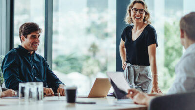 Eine Gruppe von Menschen sitzt in einem Meetingraum